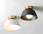 Lustre plafonnier conique pour toilette, disponible en blanc ou noir, avec une finition dorée élégante à la base, apportant une touche moderne et sophistiquée à l'espace.