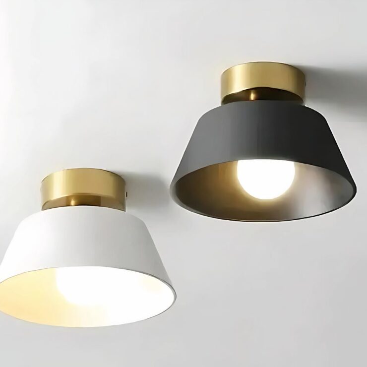Lustre plafonnier conique pour toilette, disponible en blanc ou noir, avec une finition dorée élégante à la base, apportant une touche moderne et sophistiquée à l'espace.