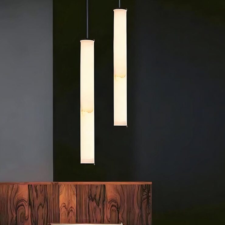 Lustre années 60 suspension en marbre naturel allumé et suspendu dans une pièce sombre, au-dessus d'un meuble en bois foncé.
