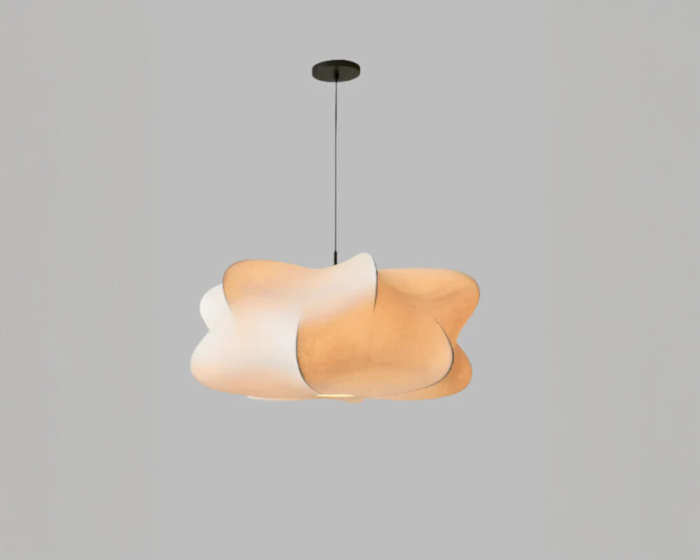 Lustre japandi suspendu en soie blanche éclairé par une lumière chaude sur fond uni gris