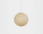 Lustre suspendu japandi éclat de sérénité blanc en papier de riz de forme sphérique sur fond uni