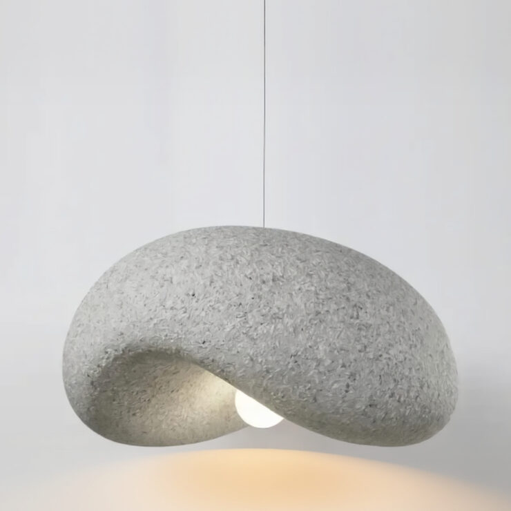 Lustre japandi minimaliste sculptural gris en forme de galet japonais sur fond uni