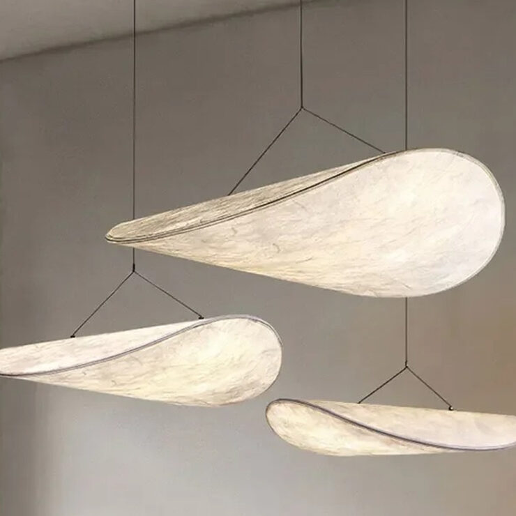 Trio de lustre japonais style japandi design naturel en soie blanche suspendu sur fond gris
