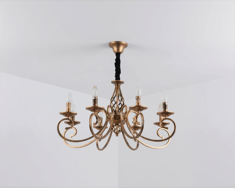 Lustre baroque bronze patiné charme d'antan suspendu doté de 8 lampes ressemblant à des flammes sur fond uni