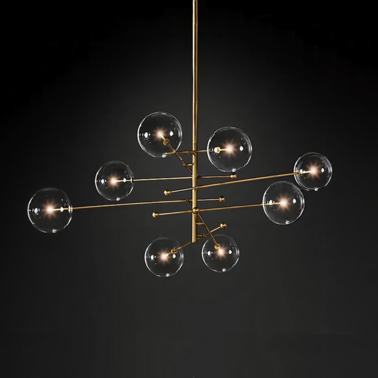 Lustre inspiration bronze design contemporain avec une patine dorée et 8 globes en verre soufflé sur fond uni gris foncé