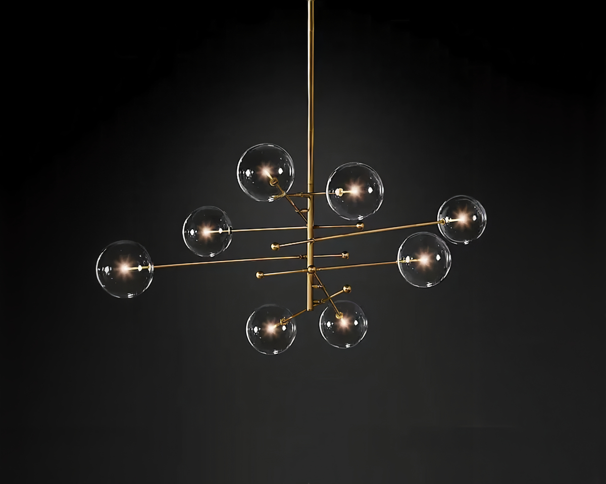 Lustre inspiration bronze design contemporain avec une patine dorée et 8 globes en verre soufflé sur fond uni gris foncé