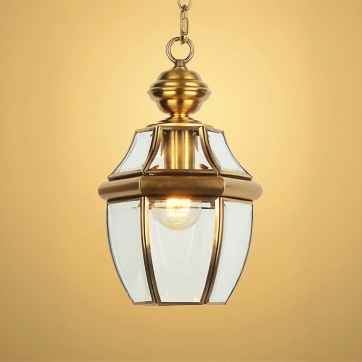 Lustre lanterne classique effet bronze patiné orné de bois sur fond uni doré