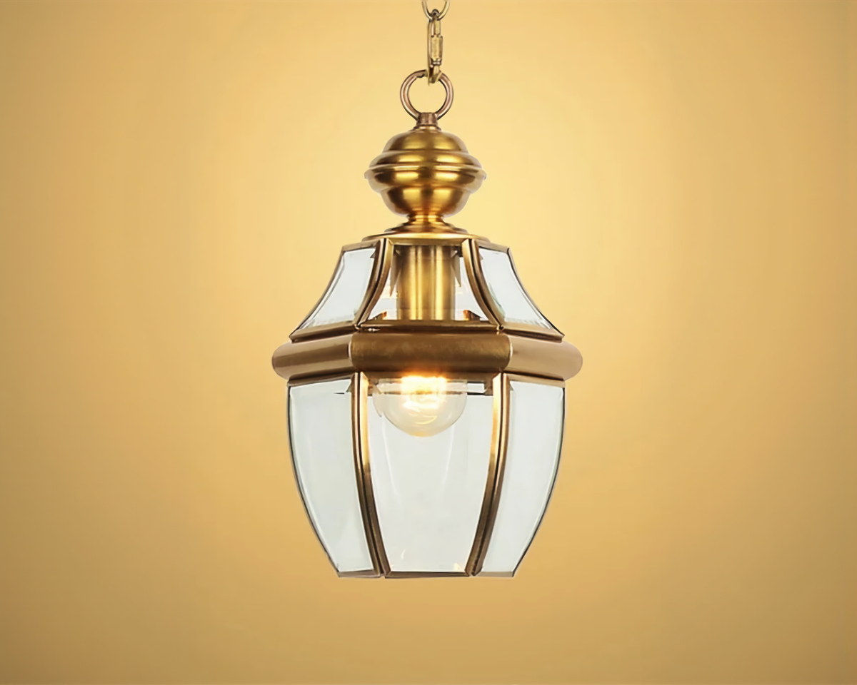 Lustre lanterne classique effet bronze patiné orné de bois sur fond uni doré