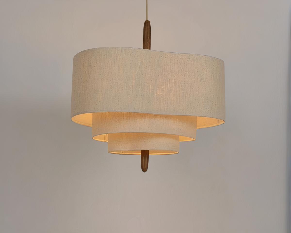 Lustre japonais en tissu beige allumé, sur un fond gris