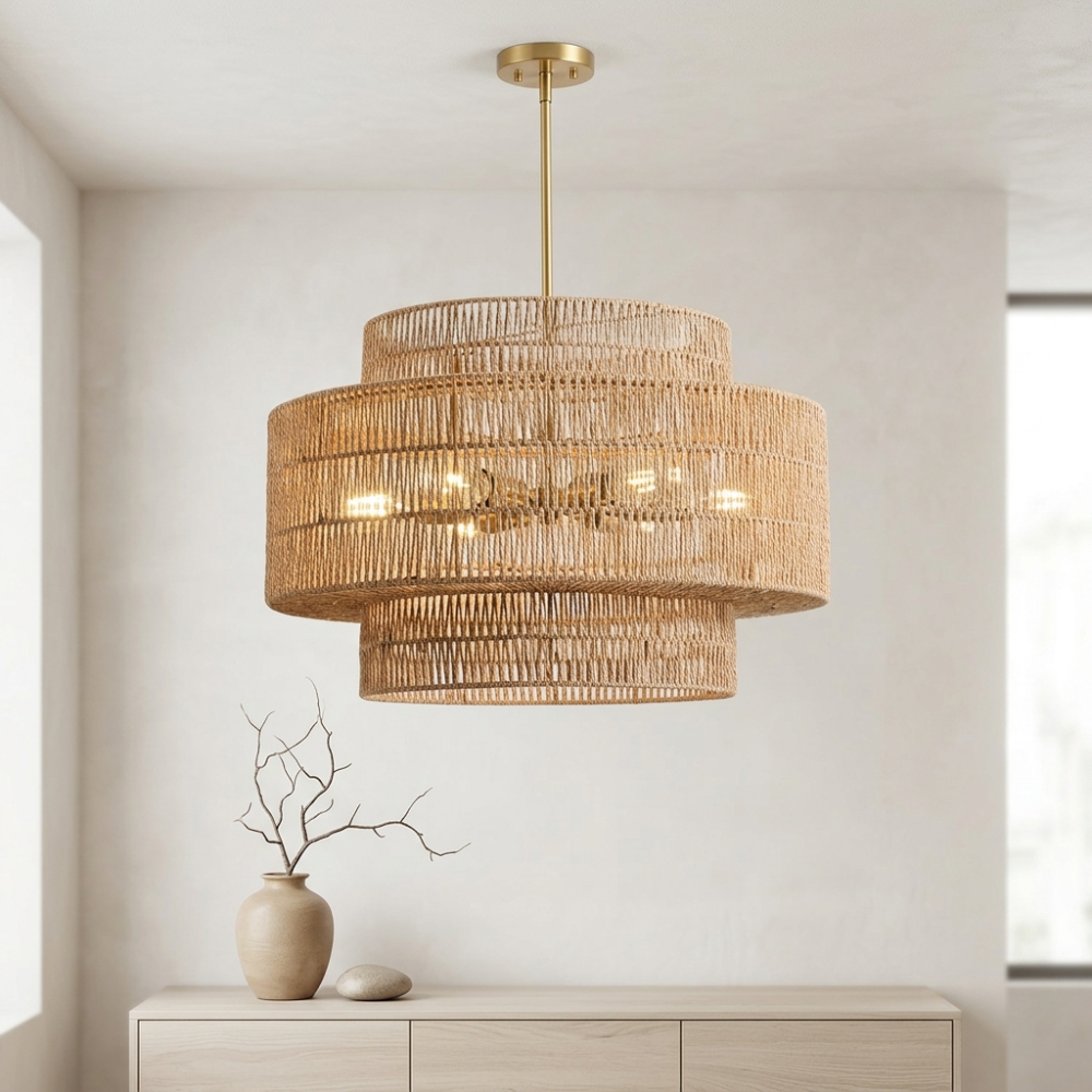 Grand lustre en forme de cylindre en rotin naturel, dans un salon minimaliste beige