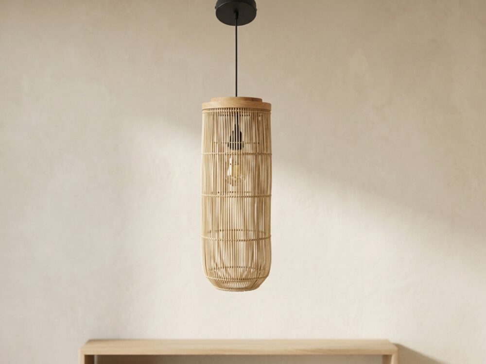 Lustre en rotin style Bali bohème chic, sur un fond beige
