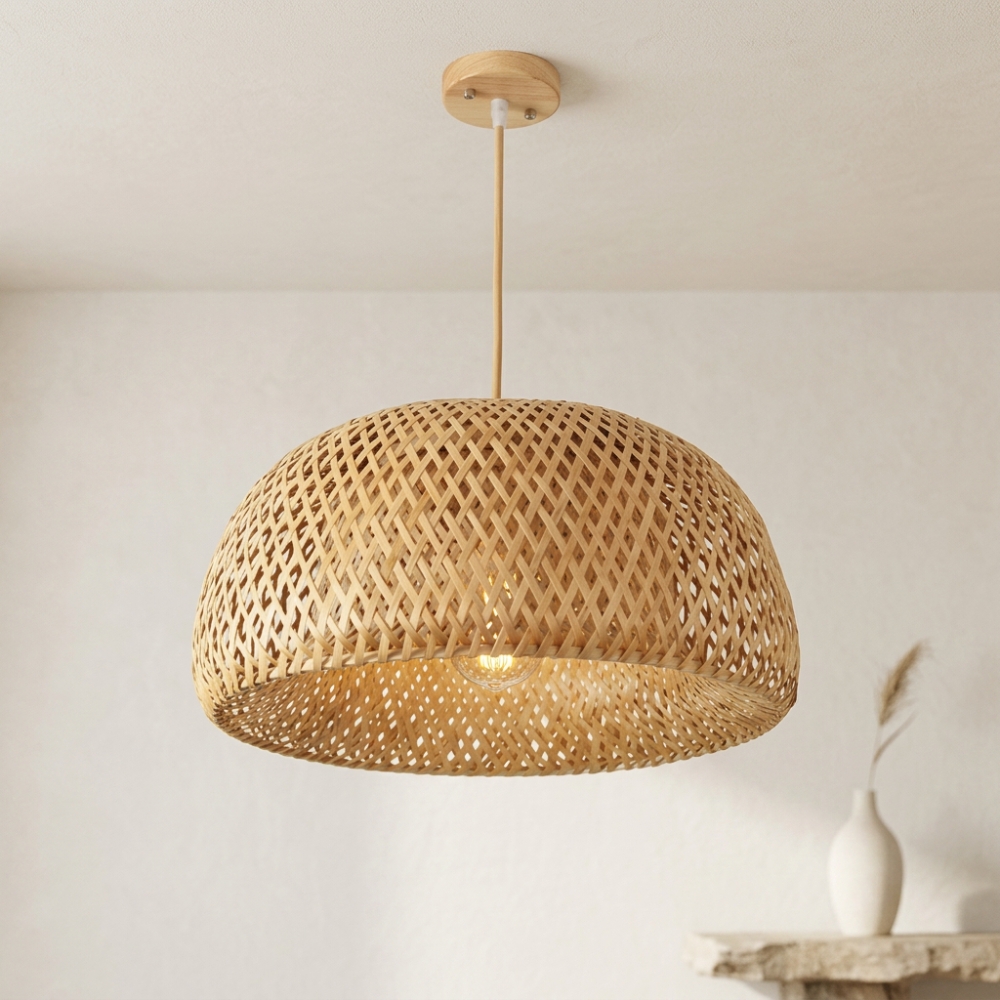 Lustre en rotin style Bali bohème chic, dans un salon beige minimaliste