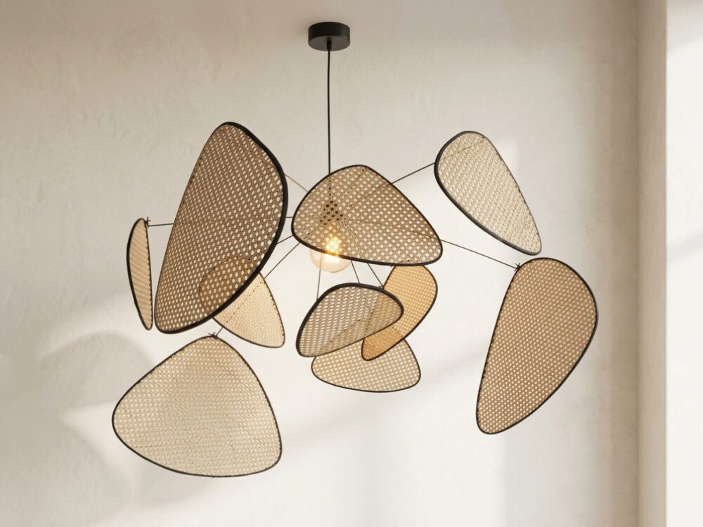 Lustre mobile style Bali avec des panneaux en rotins, devant un mur beige