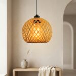 Lustre bohème style Bali en rotin naturel tressé de forme ronde, dans un salon beige