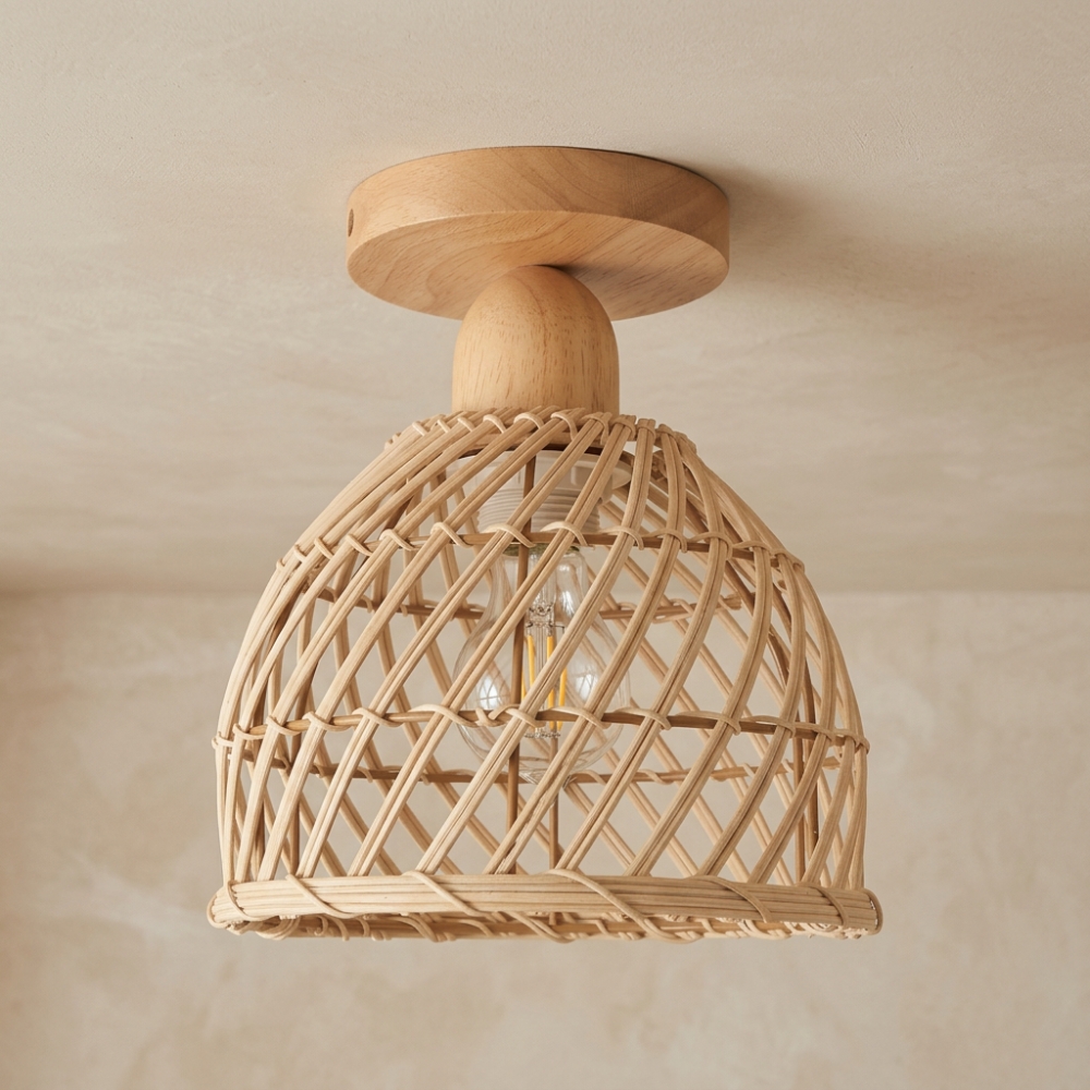 Lustre plafonnier en forme de dôme en rotin naturel tressé, sur fond beige