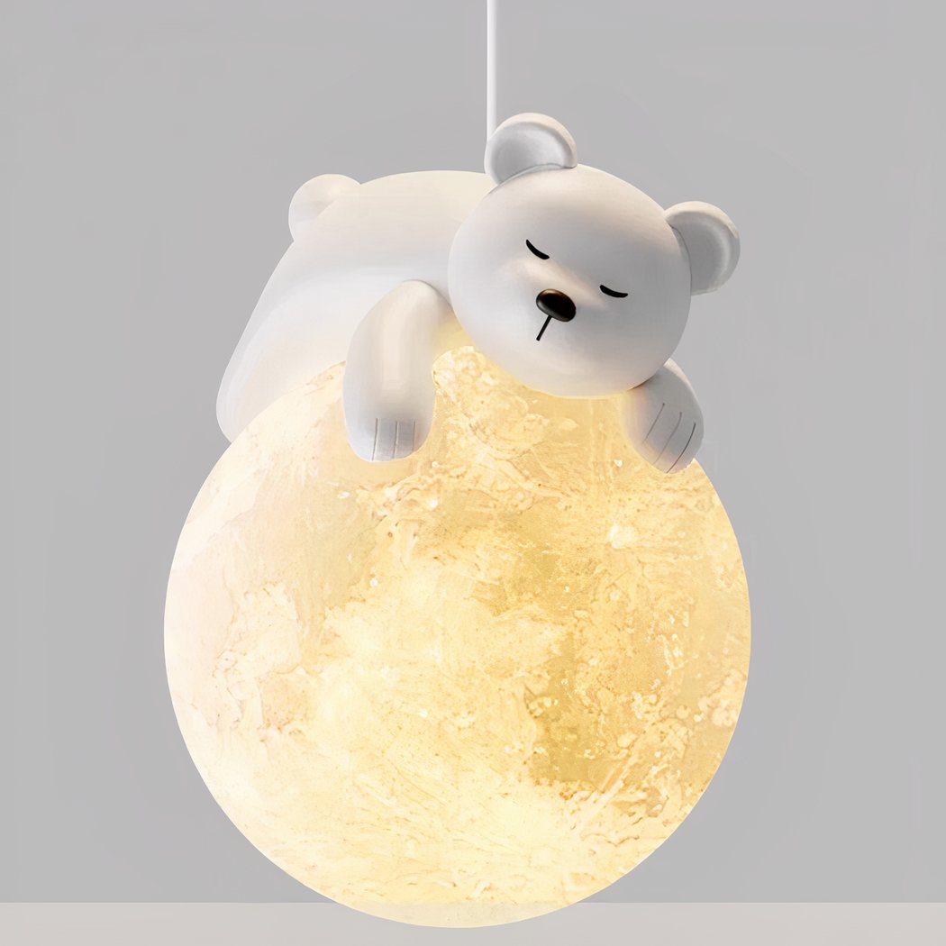 Un ourson blanc endormi posé sur une lune lumineuse, pour le lustre ourson et lune design pour chambre bébé, dans une déco douce et rassurante.