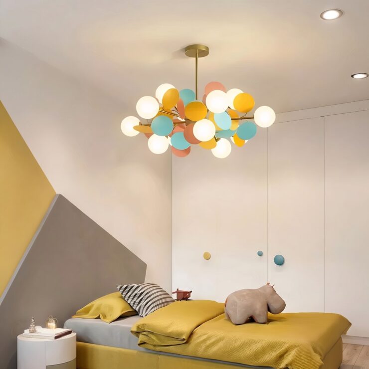 Lustre moderne avec pastilles colorées dans une chambre d'enfant